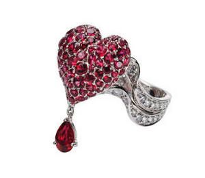 http://a34.idata.over-blog.com/300x260/0/11/49/46/jour-de-f-te/bague-Cupidon-Victoire-de-Castellane-Dior.jpg