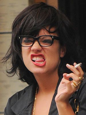 Lily-Allen-fait-la-grimace.jpg